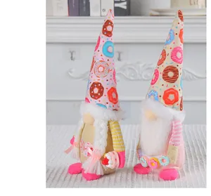 Detail van twee schattige kerstkabouters met donut-thema, kleurrijke hoeden en bontbaarden