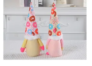 Detailweergave van twee pluche kabouters met donut-thema op een wit gestructureerd vlak