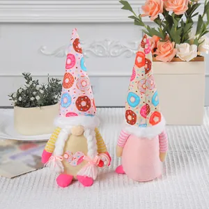 Set van feestelijke pluchen kabouters met donutthema en puntmutsen voor kerstdecoratie