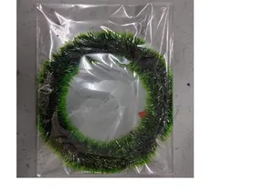 Ghirlanda di Natale in tinsel presentata in una confezione di plastica trasparente