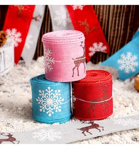 Detailansicht von Weihnachts-Leinenbändern mit glitzernden Rentieren und Flocken