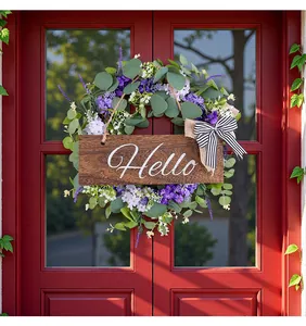 Ghirlanda decorativa di eucalipto con fiori viola e cartello Hello in legno su porta rossa