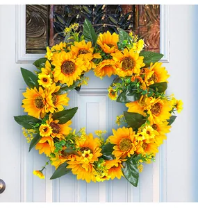 Vue détaillée d'une couronne de tournesols artificiels sur une porte en bois blanc