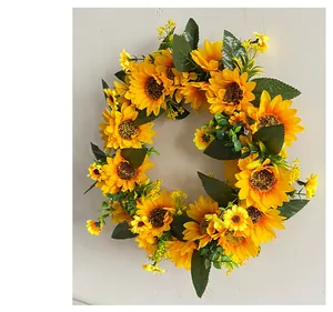 Vue détaillée d'une couronne de tournesols artificiels avec des pétales jaunes vifs