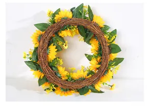 Détail d'une couronne de tournesols printanière avec une base de vigne naturelle.