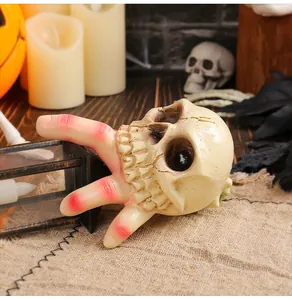 Τρομακτικό κρανίο Halloween με σκελετικό χέρι από ρητίνη για εορταστική διακόσμηση