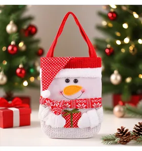 Détail d'un sac cadeau de Noël en tricot avec un bonhomme de neige en 3D mignon