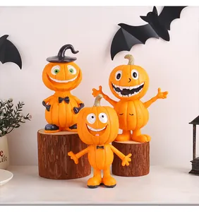 Trois figurines de citrouille d'Halloween en résine sur des bûches décoratives.