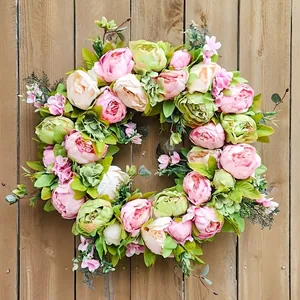 Vista dettagliata di una ghirlanda di peonie primaverili con fiori finti rosa e crema