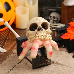 Τρομακτικό κρανίο Halloween με σκελετικό χέρι ρητίνης για διακόσμηση κήπου και γιορτής