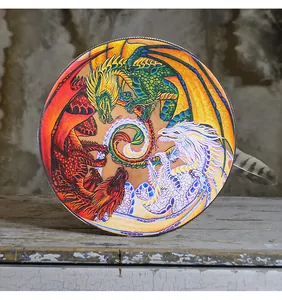 Vista detallada de un tambor chamánico con un diseño intrincado de dragón en espiral.