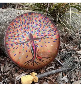Vista detallada de un tambor chamánico con un diseño de árbol de la vida colorido
