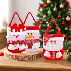 Sacs-cadeaux de Noël tricotés festifs avec Père Noël, bonhomme de neige et renne.