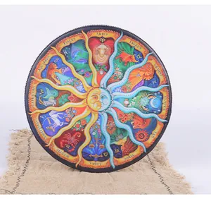 Vista detallada de un tambor chamánico con los 12 signos del zodiaco y arte sol luna