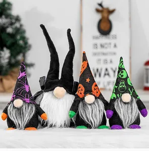 Ensemble de quatre gnomes d'Halloween sans visage avec motifs d'araignée et de citrouille