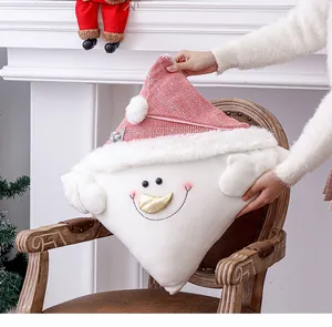 Detalle de funda de cojín de muñeco de nieve rosa con gorro de purpurina y textura de peluche