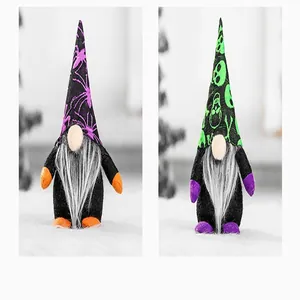 Deux gnomes d'Halloween avec araignée violette et motifs de crâne vert pour décor
