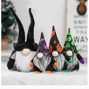Gnomes d'Halloween avec divers chapeaux à motifs festifs sur de la fourrure blanche