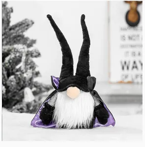Détail d'un gnome vampire d'Halloween en peluche avec des cornes noires et une cape