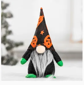Poupée de gnome d'Halloween sans visage avec chapeau citrouille orange et gants verts