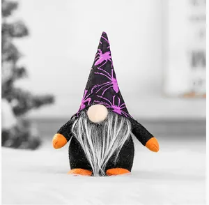 Gnome d'Halloween en peluche avec un chapeau à motif de toile d'araignée violette
