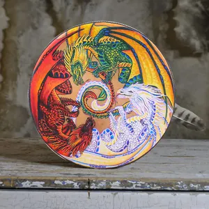 Tambor chamánico siberiano artesanal con vibrante ilustración de un vórtice de dragones de color