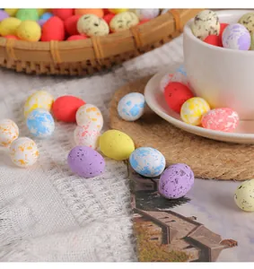 Vue détaillée de mini œufs de Pâques tachetés colorés sur une nappe en dentelle.