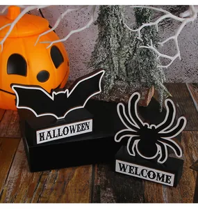 Vue détaillée des panneaux en bois d'Halloween avec motifs de chauve-souris et araignée