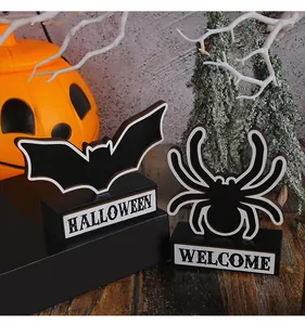 Vue détaillée de plaques d'Halloween en bois avec silhouettes de chauve-souris et araignée