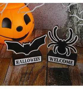 Détail d'ornements d'Halloween en bois avec motifs de chauve-souris et d'araignée sur bois.