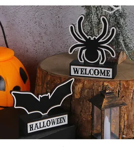 Enseignes bois Halloween avec silhouettes araignée et chauve-souris sur tronc