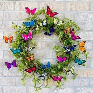 Corona vibrante de mariposas artificiales con hojas verdes para decoración de primavera