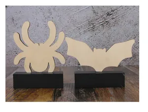 Vue détaillée des ornements d'Halloween en bois, araignée et chauve-souris, sur bases noires