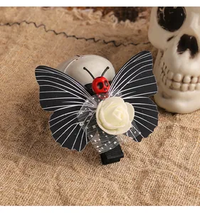 Λεπτομερής προβολή κλιπ μαλλιών Halloween πεταλούδα με νεκροκεφαλή και τριαντάφυλλο