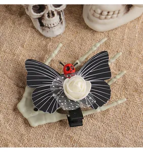 Κλιπ μαλλιών πεταλούδα νεκροκεφαλή Halloween με λευκό τριαντάφυλλο