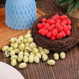 Mini œufs de Pâques décoratifs tachetés de 2x2,5 cm dans un nid pour la décoration