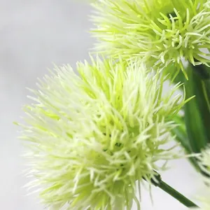 Detailopname van een kunstmatige groene paardenbloem voor decoratie met echte textuur