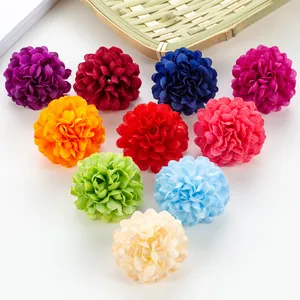Vue détaillée de têtes de chrysanthèmes en soie multicolores pour bricolage et décoration
