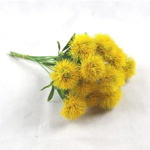 Gedetailleerd overzicht van kunstmatige gele paardenbloemen voor huisdecoratie