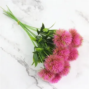Gedetailleerd overzicht van kunstmatige roze paardenbloem voor huis- en bruiloft