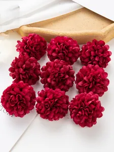 Détail de têtes de fleurs de chrysanthèmes en soie rouge foncé pour le bricolage