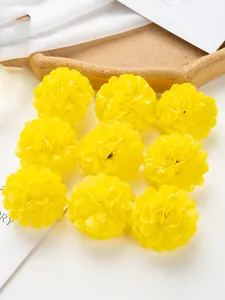 Vue détaillée de neuf têtes de chrysanthèmes en soie artificielle jaune vif pour l'artisanat