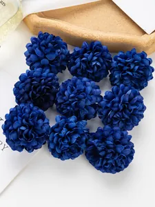 Gros plan sur des têtes de chrysanthèmes en soie bleu foncé pour les loisirs créatifs DIY