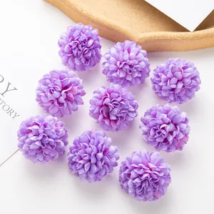 Gros plan de têtes de chrysanthème en soie violette pour le bricolage de barrettes à cheveux
