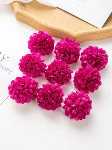 Vue détaillée de têtes de fleurs de chrysanthème en soie magenta pour le bricolage DIY