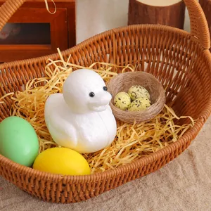 Paasdecoratieset met glitter eend, kleurrijke eieren en vogelnest in een mandje