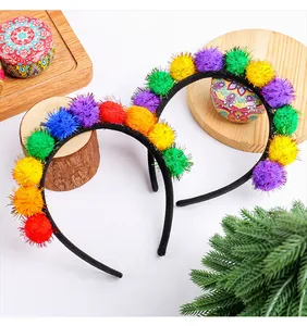 Detailweergave van feestelijke regenboog glitter pompon hoofdbanden voor het carnaval