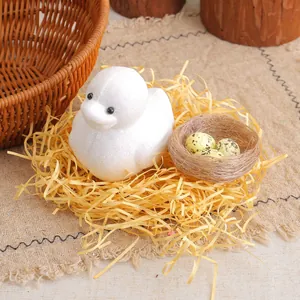 Paasdecoratieset met witte glittereend en vogelnestje met gespikkelde paaseieren
