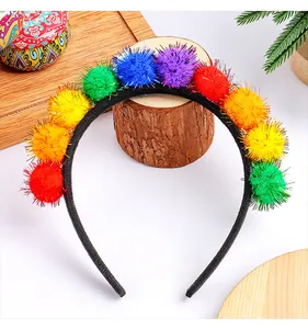 Detailweergave van kleurrijke glitterpompons op een feestelijke carnavals-hoofdband.