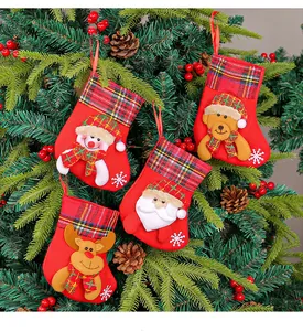Set van 4 mini kerstsokken met sneeuwpop rendier beer en kerstman decoratie hangers